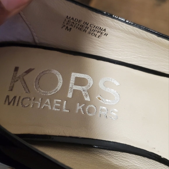 KORS Michael Kors Black Patent Leather Round Toe Pumps Heels Size 7M - Picture 3 of 4